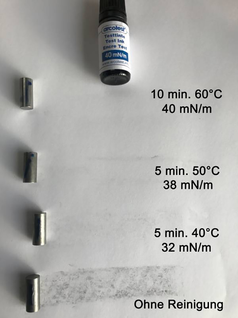 Oberflächenspannungstest Teilereinigung Stahlbolzen